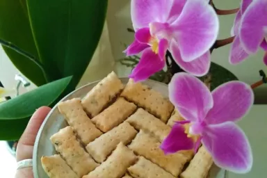 Kváskové krekry s bylinkami podle přírodní zahrady a moje orchidej :)